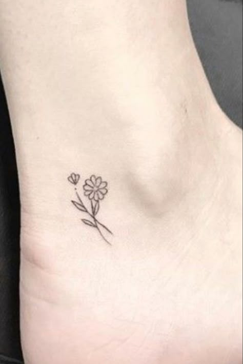 Floral Simple Tattoo, Simple Tattoos Daisy, Minimalist Daisy Tattoo Simple, Daisy Minimalist Tattoo, Small Daisy Tattoo Simple, Simply Daisy Tattoo, Small Daisy Tattoo, Daisy Tattoos, Tattoos Female