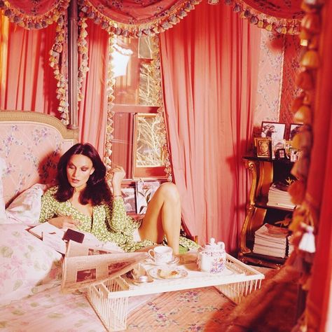 Diane Von Furstenburg at her Manhattan apartment,... - 70s AESTHETIC Espresso At Home, Messy Nessy Chic, Manhattan Apartment, Vogue Archive, Pink Bedroom, Pink Room, Breakfast In Bed, Bedroom Aesthetic, Diy Bed