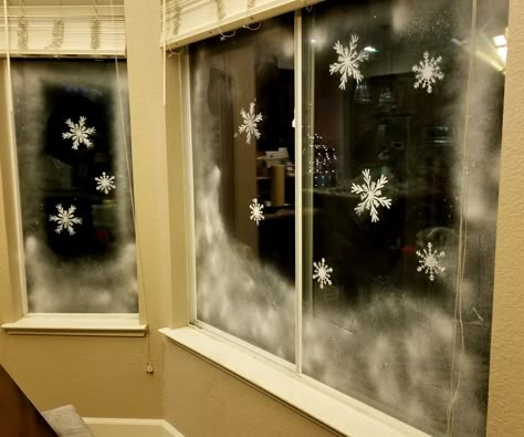 window snowflakes Fake Snow Spray Window Ideas, Snow Window Art Easy, Fake Snow Decorations, Window Snow Spray Ideas, Snow Window, Snow Spray Window Ideas Easy Diy, Spray Snow Windows Ideas, Spray Snow Windows, Snow Spray Window Ideas Diy