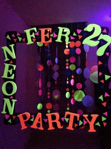 Neon Neon Pool Parties, 90s Party Ideas, Glow In Dark Party, Neon Birthday Party, Glow Birthday Party, Neon Birthday, Blacklight Party, Glow Birthday, Party Deco