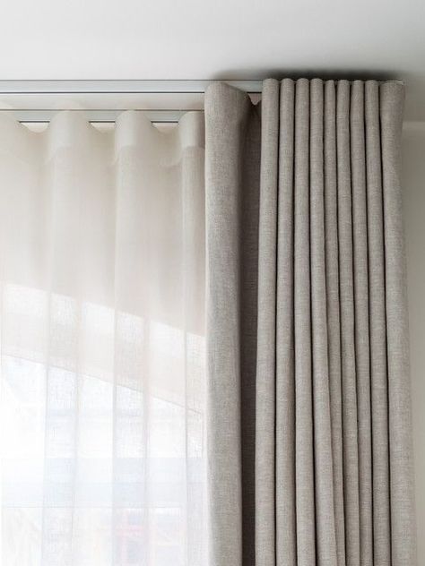 Tipos de cortinas: Los 7 modelos perfectos para tu casa | Hogarmania Wave Heading Curtains, Wave Curtains Living Room, Ripplefold Drapery, Large Window Curtains, Ripplefold Draperies, Curtains Living Room Modern, Wave Curtains, Interior Design Per La Casa, Curtain Styles