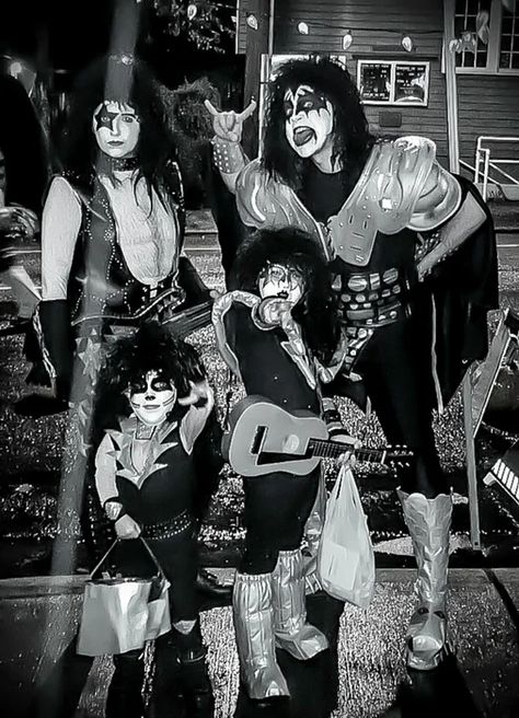 Make KISS Band Costumes for a Family of 4 + : 6 Steps - Instructables Kiss Costume Diy, Kiss Band Costume, Kiss Halloween Costumes, Band Costumes, Halloween Band, Chrome Spray Paint, Kiss Costume, Rocker Hair, Homemade Costume