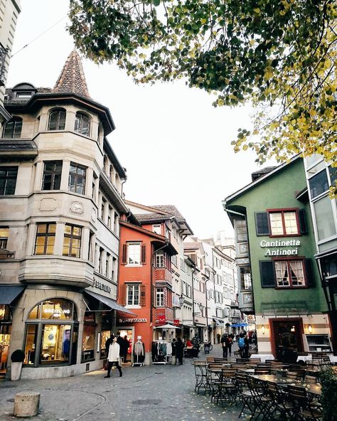 La via più colorata di Zurigo, Augustinergasse, nel suo abito autunnale. In questi giorni Zurigo è particolarmente grigia e un po' di… Zurich, Street View