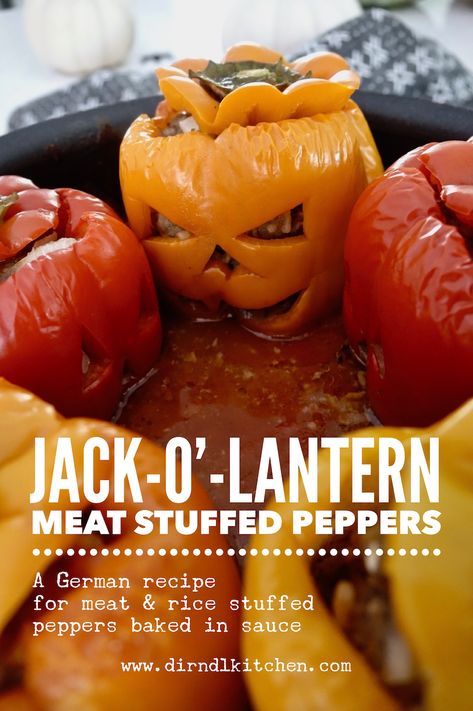 Gefüllte Paprika: Jack-O'-Lantern Meat & Rice Stuffed Peppers - dirndl kitchen Turkey Taco Skillet, Halloween Stuffed Peppers, Taco Skillet, Stuffed Peppers With Rice, Spooky Dinner, Halloween Food Dinner, Easy Stuffed Peppers, Turkey Taco, Easy Halloween Party