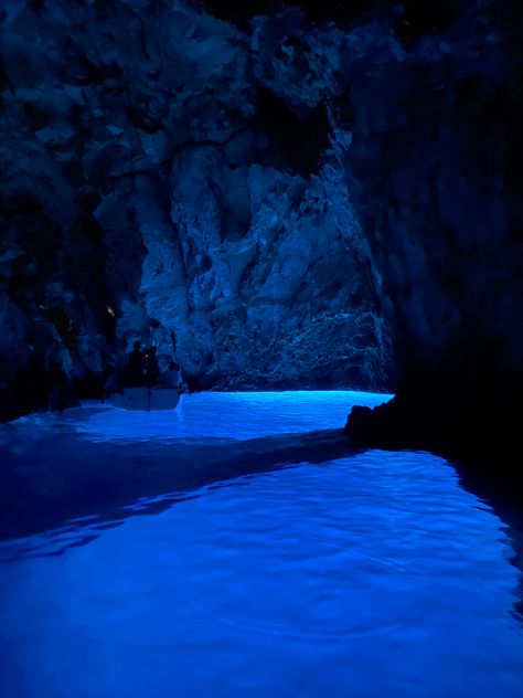 Blue Cave Croatia, Cave Wallpaper, Love In Portofino, Travel To Croatia, Blue Cave, Moon Pool, Calm Place, Pictures Of Beautiful Places, Cave Tours