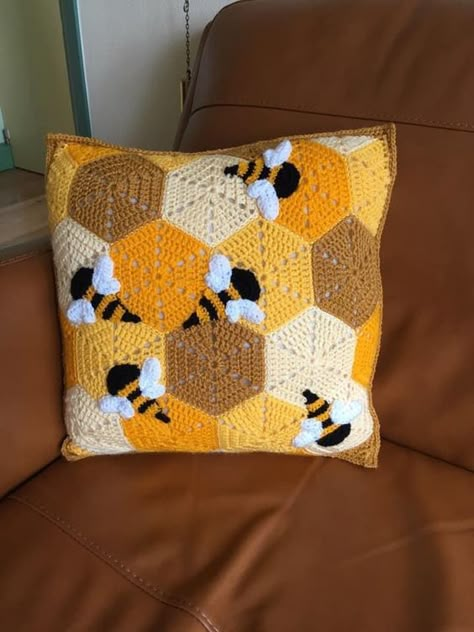 Crochet Bee Cushion, Crochet Bee Pillow, Bee Blanket Crochet, Bee Granny Square, Crochet Bee Blanket, Honeycomb Crochet, Crochet Cushion Covers, Bee Crochet Pattern, Art Au Crochet