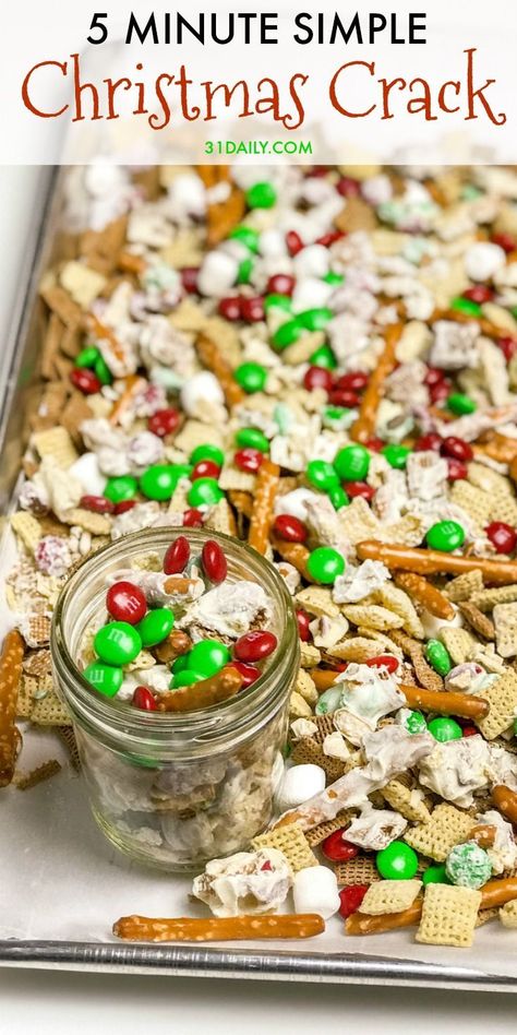 Christmas Snack Mix, Xmas Treats, Easy Christmas Treats, Chex Mix Recipes, Christmas Food Gifts, Candy Recipes Homemade, Christmas Candy Recipes, Snack Mix Recipes, Holiday Snacks