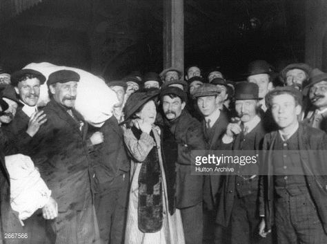 Survivors of the Titanic disaster are greeted by their relatives upon their safe return to Southampton. Titanic Real, Real Titanic, Titanic Facts, Titanic History, Haunting Photos, Transport Museum, The Titanic, Rms Titanic, Interesting History