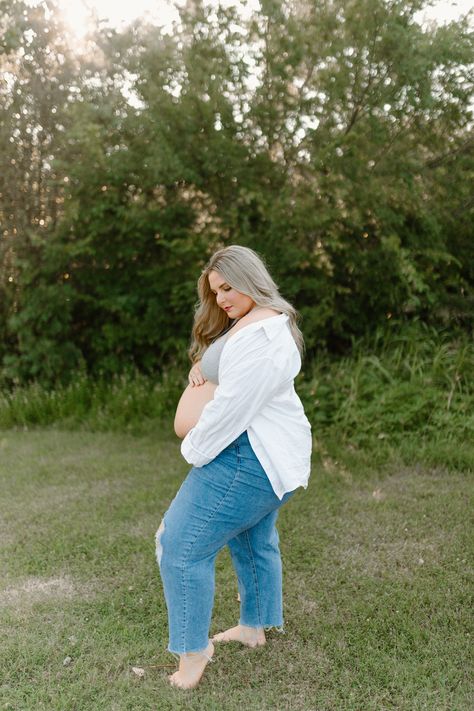 Plus Size Maternity Photoshoot Ideas, Plus Size Gender Reveal Outfit, Maternity Plus Size Fashion, Plus Size Maternity Photos Summer, Family Maternity Pictures Outfits, Maternity Photoshoot Plus Size, Plus Maternity Photography, Plus Size Maternity Photoshoot, Pregnancy Photos Plus Size