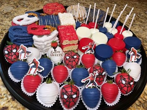 Spiderman Party Treats Ideas, Spider Man Birthday Desserts, Spiderman Candy Apples, Spider Man Dessert Ideas, Spiderman Snack Ideas, Spider Man Party Treats, Spider Man Treat Table, Spiderman Birthday Party Food Snacks, Spiderman Snacks Birthdays