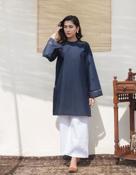 Plane Dresses Casual Pakistani, Plain Shalwar Kameez Designs For Women, Pakistani Loose Kurta Designs, Simple Short Kurta Designs, Pakistani Short Kurta Designs Women, Kamiz Sleeve Design, Plain Shirt Design For Women Pakistani, Summer Kurta Design For Women, Casual Wear Dress Pakistani Summer