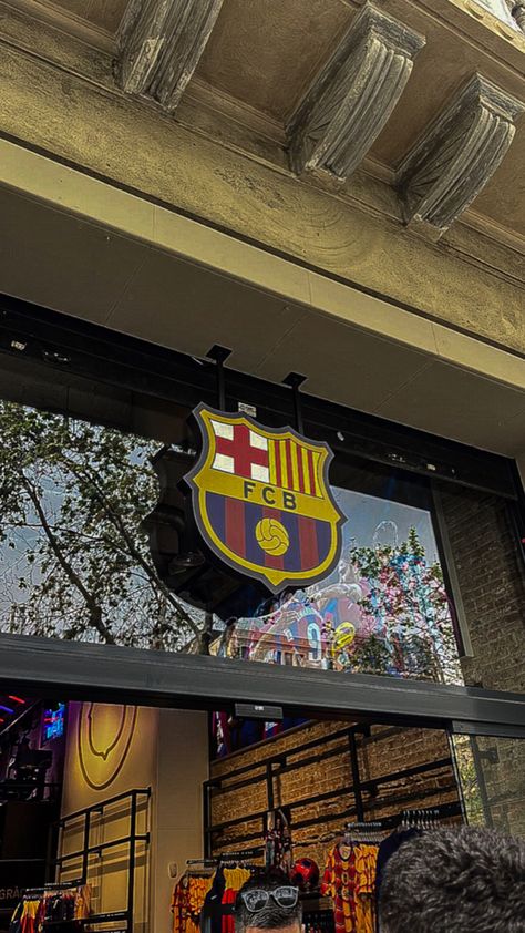 Barcelona store Fc Barcelona Wallpapers, Top Albums, Women’s Soccer, Best Friend Gifs, Soccer Girl, Best Club, Camp Nou, Football Wallpaper, Aesthetic Guys