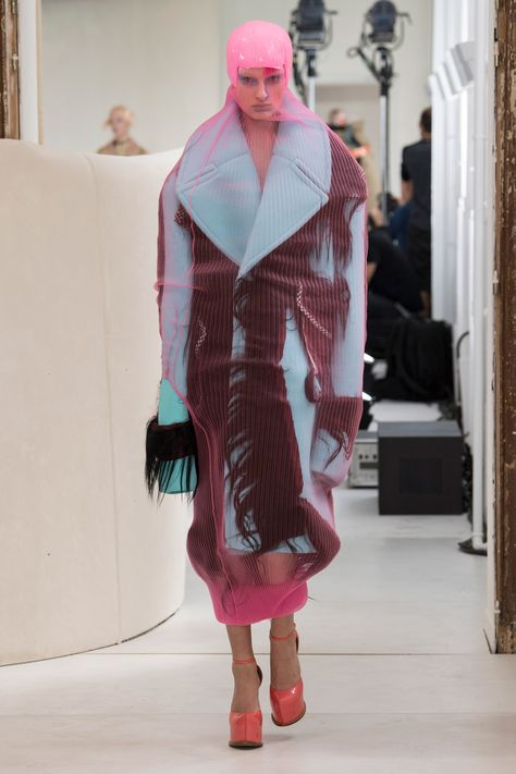 Maison Margiela's Artisanal couture collection is designed for "neo-digital natives" Deconstruction Fashion, Creative Clothes, Artisan Fashion, Vintage Slip Dress, Mood Board Fashion, Fashion Advertising, John Galliano, Lace Fashion, Fall 2018