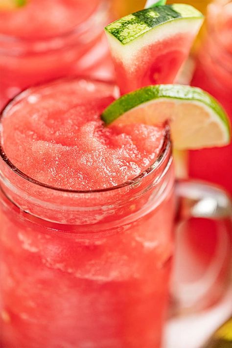 Watermelon slushies require only 4 ingredients and 5 minutes to make the most refreshing summer beverage! Blend some up for the whole family or your next party! Watermelon Slushy, Watermelon Shake, Watermelon Slushie, Slushie Recipe, Veggie Juice, Frozen Watermelon, Lemon Detox, Natural Detox Drinks, Summer Drink Recipes