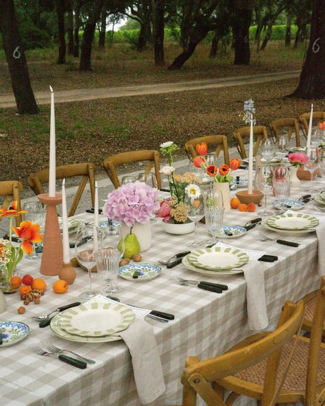 Oh, Maria Flores | Wedding Flowers in Portugal | Emily & Calvin’s tablescape (and reaction 🤓) @domaweddings @herdadedoperu @moldeweddings @bcplanning_rentals @letshair @lehautbeauty | Instagram Lolly Table, Spring Engagement Party, Tote Bags Flower, Wildflower Mountain, Colorful Tablescapes, Flowers Engagement, Backyard Dinner, Wedding Lunch, Dinner Party Table Settings