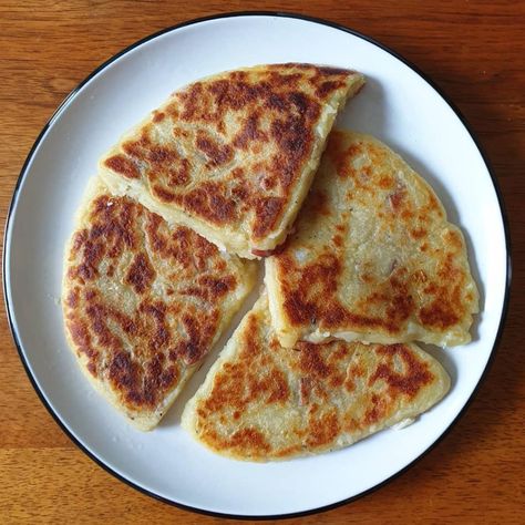 Potato bread is one of 9 traditional Irish breads you need to taste Irish Potato Farls, Irish Breads, Farls Recipe, Potato Farls, Soda Breads, Irish Potato Bread, Veggie Desserts, Irish Bread, Potato Cakes Recipe