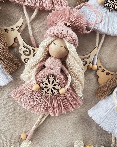 Macrame Doll Ornament, Crochet Christmas Ornaments Free Pattern, Diy Yarn Dolls, Dolls Handmade Diy, Christmas Angel Crafts, Crochet Christmas Ornaments Free, Paper Bird, Yarn Dolls, Doll Diy Crafts