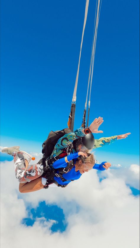 sky dive check , take me back Sky Diving Aesthetic Girl, Sky Dive Aesthetic, Sky Diving Photography, Sky Diving Aesthetic, Skydiving Aesthetic, Arte Ganesha, Sky Dive, Flip Photo, Vision Board Pics