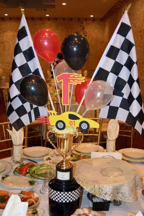 Race Car Themed Centerpieces, Race Car Table Centerpieces, Race Car Centerpieces, Race Car Table Decorations, Hot Wheels Centerpieces, Car Birthday Party Ideas, Race Car Birthday Party Ideas, Car Centerpieces, Ferrari Party