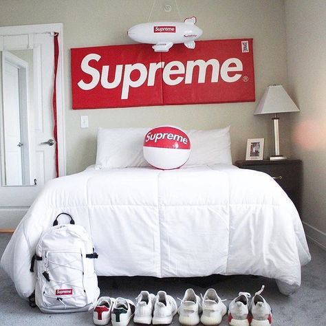 SUPREME sur Instagram : Rate this Hype Bedroom 1-10... GO! 🔥 📷: @villamojo - #hypebeast #modernnotoriety #supremeheat #supremeteam #blvckfashion #supreme… Supreme Bedroom, Hypebeast Room Ideas, Hypebeast Bedroom, Hype Beast Bedroom, Sneakerhead Room, Hypebeast Room, Hype Beast, Bedroom Upgrade, Supreme Wallpaper