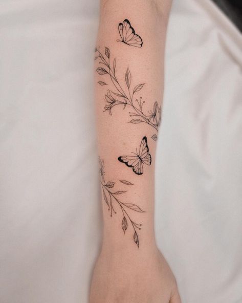 115 fotos de tatuagem de borboleta que vão encantar você - Foto 219 Tattoo Borboleta, Simple Forearm Tattoos, Spine Tattoos For Women, Tattoo Feminina, Spine Tattoos, Forearm Tattoos, Butterfly Tattoo, Leg Tattoos, Tattoos For Women