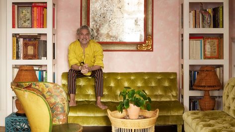 Inside the 700-Square-Foot Manhattan Home of AD100 Designer Carlos Mota | Architectural Digest Bedroom Alcove, Manhattan Apartment, Schumacher Fabric, Hen House, Beacon Hill, Architectural Interior, Reverse Painted, Tiny Apartment, Sitting Pretty