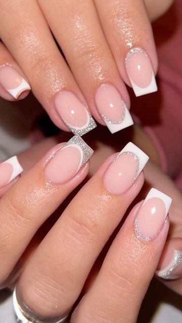 French Tips Biab Nails, Nails Design With French Tip, Christmas Simple Acrylic Nails, Simple Christmas Naildesign, Christmas Nail Ideas Simple French Tip, Festive Nails Acrylic, Short French Tip Acrylic Nails Christmas, French Tip Acyrilics Nails, French Tip Christmas Nail Ideas Coffin