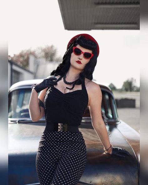 1940s Rockabilly Fashion, Rockabilly Pants Outfits, 50s Rock Fashion, Rockabilly Goth Fashion, Pinup Goth Fashion, Rockabilly Looks For Women, 50s Outfits For Women Vintage, Pinup Fashion Modern, Pinup Aesthetic Outfit