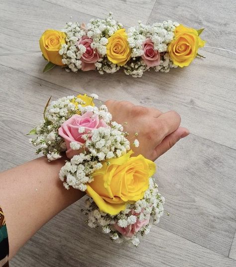 Flower Ornaments For Haldi, Haldi Decoration Ideas, Haldi Decoration, Flower Jewelry Designs, Wedding Flower Jewelry, Flower Garland Wedding, Hair Flowers, Flower Band, Flower Garland