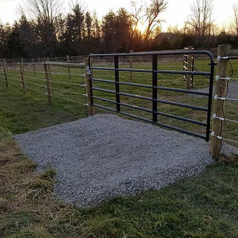 Pony Fence Ideas, Horse Field Layout, Horse Paddock Fencing, Horse Dry Lot Ideas, Outdoor Horse Stall Ideas, Horse Property Ideas, Dry Lots For Horses, Horse Fencing Ideas, Horse Property Layout