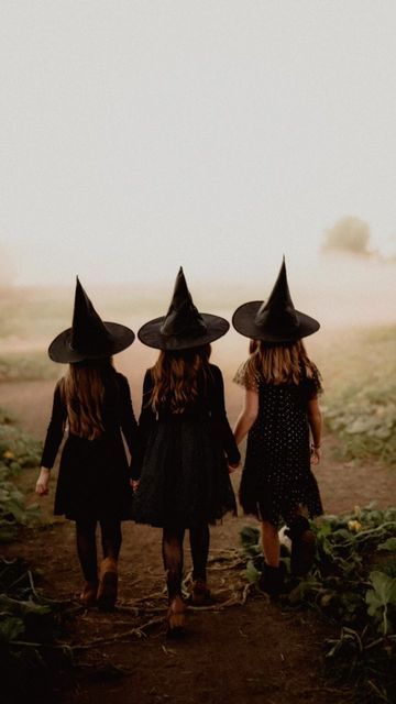 Halloween Mini Session, Halloween Tights, Witches Night Out, Pumpkin Patch Photoshoot, Best Pumpkin Patches, Witch Photos, Witch Costumes, Halloween Photography, Halloween Photoshoot