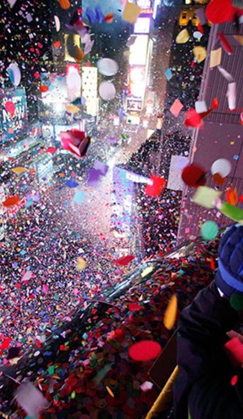 The awesome secret behind the Times Square New Year's confetti Nye Confetti, Santa Real, New Years Eve Fireworks, Travel Things, Visit Santa, New Year New You, Holiday Movie, New Year Wishes, Fancy Dresses Party