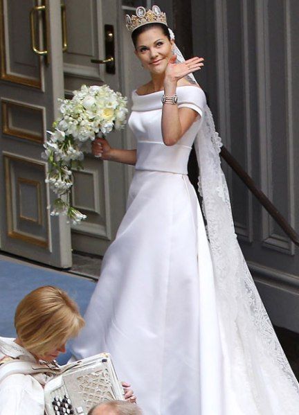 victoria2 Kroonprinses Victoria, Royal Wedding Gowns, Royal Wedding Dresses, Wedding Veils Short, Victoria Wedding, Princess Victoria Of Sweden, Royal Wedding Dress, Royal Brides, Crown Princess Victoria