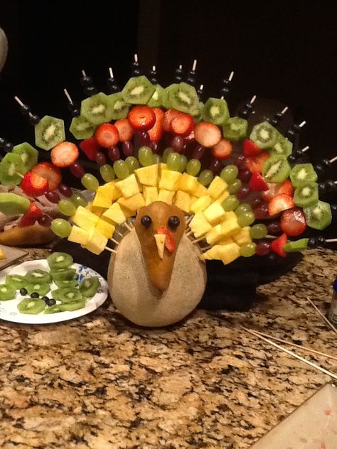 My fruit turkey! Turkey Kabobs, Fruit Kabob, Fruit Turkey, Thanksgiving Fruit, Thanksgiving Candy, Thanksgiving Snacks, Recipes Fruit, Fruit Platter Designs, Thanksgiving Appetizer Recipes