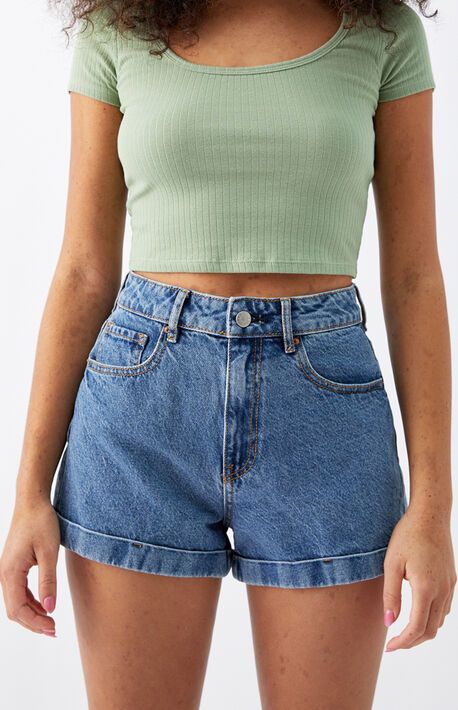 Denim Mom Shorts, Mom Jeans Outfit, Summer Shorts Outfits, Mom Jeans Shorts, Fabric Light, John Galt, Cropped Cami, Mom Shorts, Cute Summer Outfits