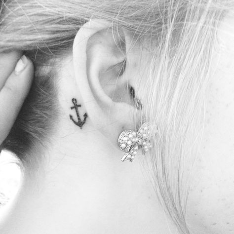 anchor behind ear Crohns Tattoo, Tattoos Behind The Ear, Small Anchor Tattoos, Behind Ear Tattoos, Tattoo Behind Ear, Small Anchor, Anker Tattoo, Women Tips, Anchor Tattoos