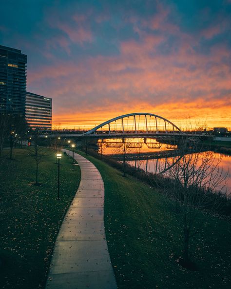 Sunset view over the Scioto River, Columbus, Ohio Columbus Aesthetic, Places To Visit In Columbus Ohio, Downtown Columbus Ohio, Columbus Ohio Skyline, Columbus Indiana, River Sunset, Ohio River Scenic Byway, Beautiful Views Video, Sunset View