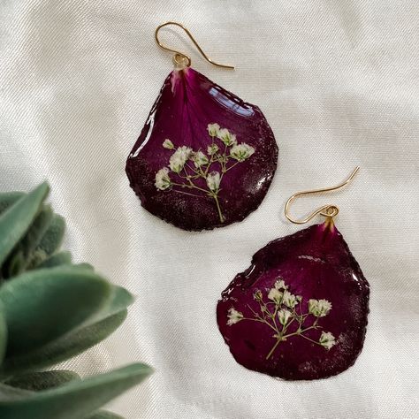 These stunning real flower earrings are handmade by myself with love and dedication. Every flower is carefully preserved in resin.  They make a perfect and special gift for a loved one, or for your wonderful self because we all deserve to feel beautiful. Free shipping worldwide! Purchase more than one pair for a free upgrade to express shipping!  -Each delicate flower is coated by hand with no moulds used, and the flowers are sourced locally and ethically.  -The flowers are all unique, as nature Resin Real Flower Earrings, Pressed Flower Clay Earrings, Resin Flower Earrings, Resin Flower Jewelry, Dried Flower Earrings, Resin And Wood Diy, Real Flower Earrings, Easy Crafts To Sell, Dried Flower Jewelry