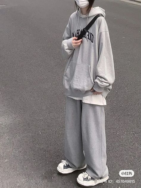 Gray Cargo Pants Outfit, Baggy Korean Fashion, Casual Tomboy Outfits, Tomboyish Outfits, Baggy Outfit Ideas, Boyish Outfits, Simple Style Outfits, Korean Outfit Street Styles, Korean Casual Outfits