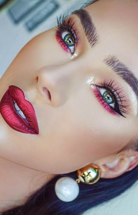 Metallic Red Lipstick, Red Lipstick Makeup Looks, Crown Makeup, Makeup Professional, Christmas Eye Makeup, Mekap Mata, Alat Makeup, Red Lipstick Makeup, Bright Red Lipstick