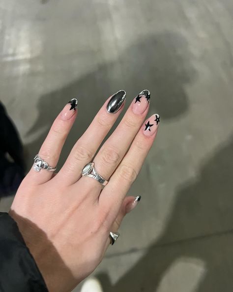 Gel nails | nail inspo | nail 2024 | new years nails | cool girl nails | New york nails | nail art | nail designs | chrome nails | star nails | almond nails | black nailz | cheome nails | 2024 nail inspo Silver Nails With Black Stars, Black Chrome Star Nails, Chrome And Star Nails, Silver Chrome Star Nails, Black And Silver Star Nails, Black Nails Inspo Aesthetic, Black And Silver Chrome Nails, Chrome Nails With Stars, Star Nails Almond