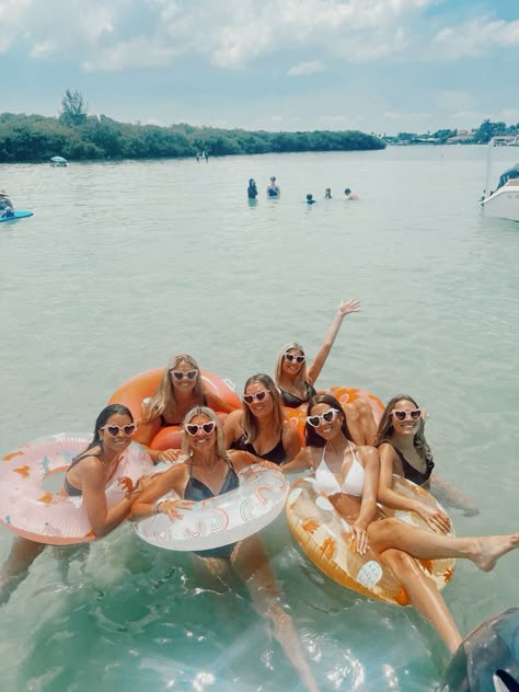 boating // boat // florida // tampa // st. pete // bach // bach trip // bachelorette // party // friends // beach // ocean // things to do // photo ideas // outfits // bridesmaids // captain // theme // diy // costume // friend Bride Boat Party, Beach Bachelorette Party Bride Outfits, Beach Bachelorette Destinations, Crab Island Bachelorette Party, Bachelorette Party Beach Outfit, Beach Bachelorette Photos, Florida Bachelorette Party Ideas, Florida Bachelorette Party Destinations, Bachelorette Beach Aesthetic