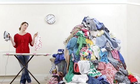 The six hacks to get your clothes wrinkle-free without using an iron Gamle T Shirts, Pile Of Clothes, Umgestaltete Shirts, Things To Make, Upcycle Recycle, Tshirt Crafts, Old T Shirts, Diy Couture, Crafty Craft