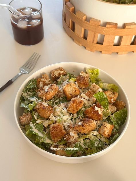 this chicken caesar salad has crispy chicken, fresh romaine and crunchy croutons. topped with parmesan and a creamy dressing, this is the perfect summer meal. Chicken Ceasar Salad Recipe Meal Prep, Chicken Ceaser Salad Recipe, Aesthetic Salads, Chicken Salad Aesthetic, Caesar Salad Aesthetic, College Struggles, Salad Ideas Healthy, Chicken Salad Lunch, Aesthetic Salad