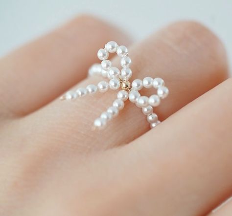 Cincin Diy, قلادات متدلية, Pearl Ribbon, Ribbon Ring, Diy Beaded Rings, Ring Pearl, Bracelets Handmade Diy, Diy Jewelry Unique, Beaded Necklace Diy