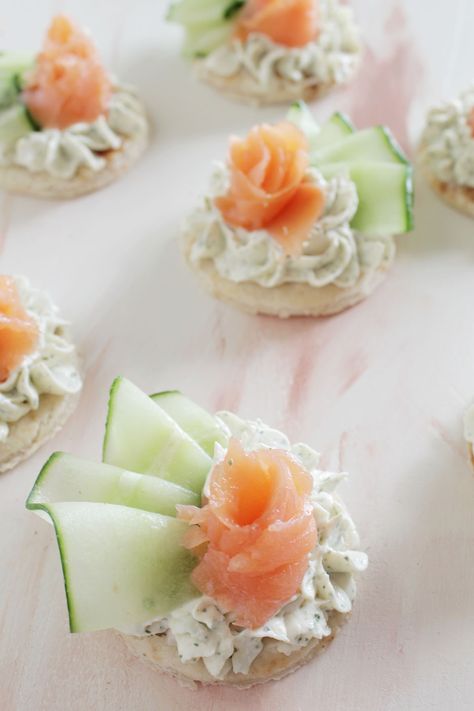 Smoked Salmon Canapes, Salmon Canapes, Easy Canapes, Dinner Party Appetizers, Canapes Recipes, Skewer Appetizers, Bite Size Food, Elegant Dinner Party, Cream Cheese Spreads