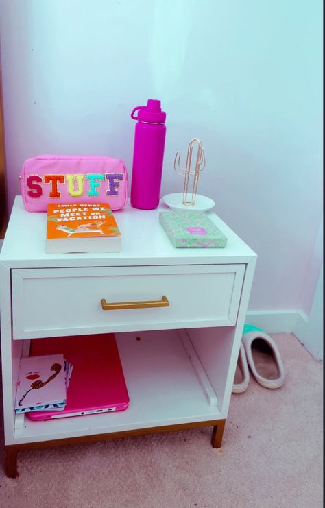 Preppy Room Side Table, Preppy Makeup Desk, Preppy Nightstand Decor, Preppy Room Bedside Table, Preppy Bedside Table, Preppy Nightstand, Nightstand Preppy, Hot Pink Bedroom Aesthetic Preppy, Preppy Desk