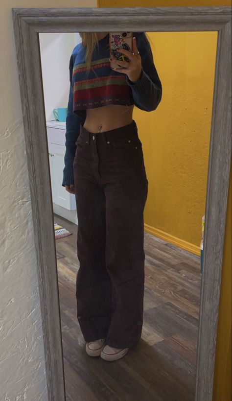 brown wide leg corduroy pants big sweater frontal girl outfit Baggy Courdory Pants Outfits, Courdory Pants Outfits Aesthetic, Grungy Granola Outfit, Outfits With Courderoy Pants, Hippy Pants Outfit, Granola Style Winter, Outfits With Corduroy Pants, Corduroy Pants Outfit Fall, Cordory Pants Outfits