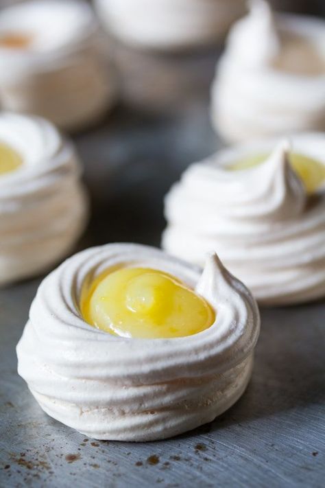 Lemon meringue pie bites are a light, lemony dessert that is gluten-free! Mini meringue nests are filled with lemon curd. #sweetpeasandsaffron #glutenfree #pie #cookie #meringue #dessert #spring #summer #easter Pie Bites, Lemon Meringue Pie, Meringue Pie, Lemon Desserts, Lemon Meringue, Lemon Recipes, Lemon Curd, Eat Dessert, Mini Desserts