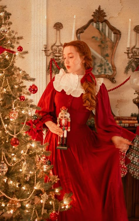 For more vintage Inspiration, follow AnnesVintageDiary on instagram 🤎 #vintagechristmas #cottagecore #littlewomen #christmasaesthetic Victorian Christmas Aesthetic, Christmas Outfit Women Holiday, Nutcracker Barbie, Classic Christmas Dress, Women Christmas Outfits, Antique Cottagecore, Barbie Dvd, Christmas Cottages, Christmas Outfit Inspiration